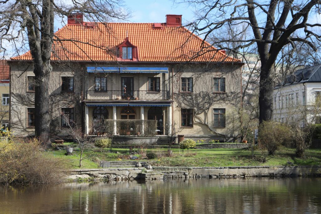 Hus som representerar tillgångar i ett dödsbo som dödsbodelägare gemensamt förvaltar.