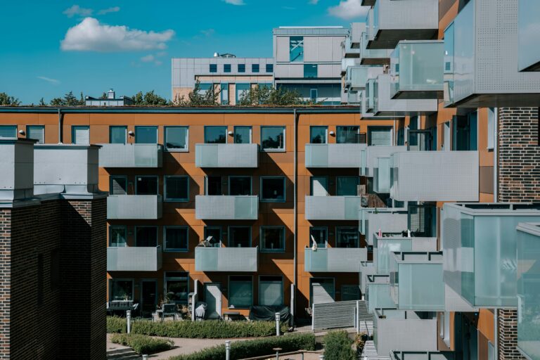 Hyreslägenhet i lugn miljö som symboliserar hantering av dödsbo och hyresrätt.