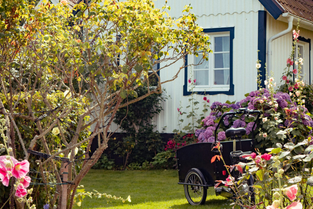 Vitt hus med blåa detaljer